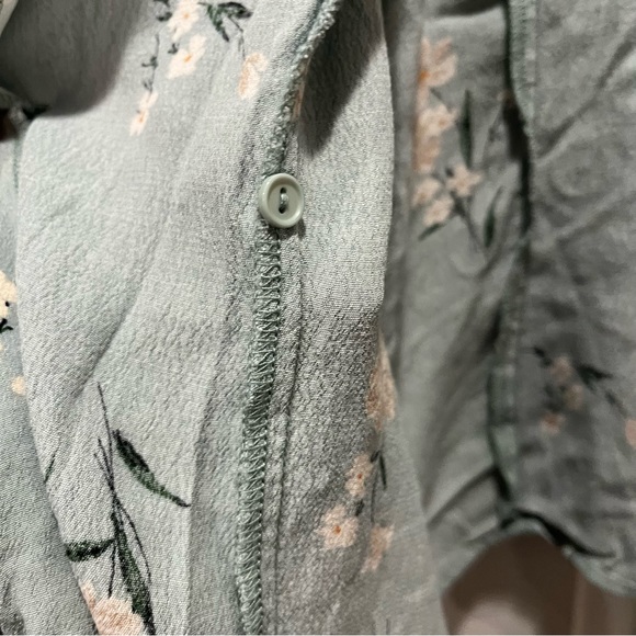 ASTR THE LABEL BUTTON WRAP FRONT FLORAL TOP in Sage Light Green Multi Fl… - Picture 11 of 14